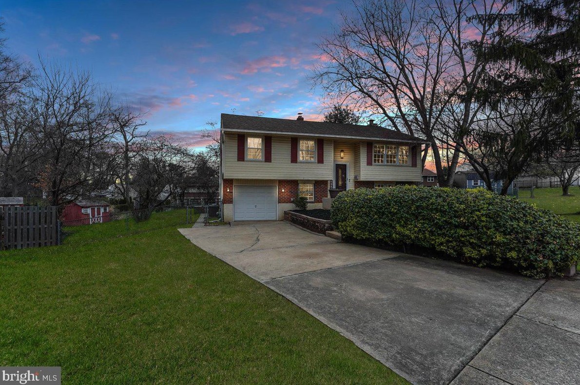 18 Latches Ln, Chester, PA 19014-1709