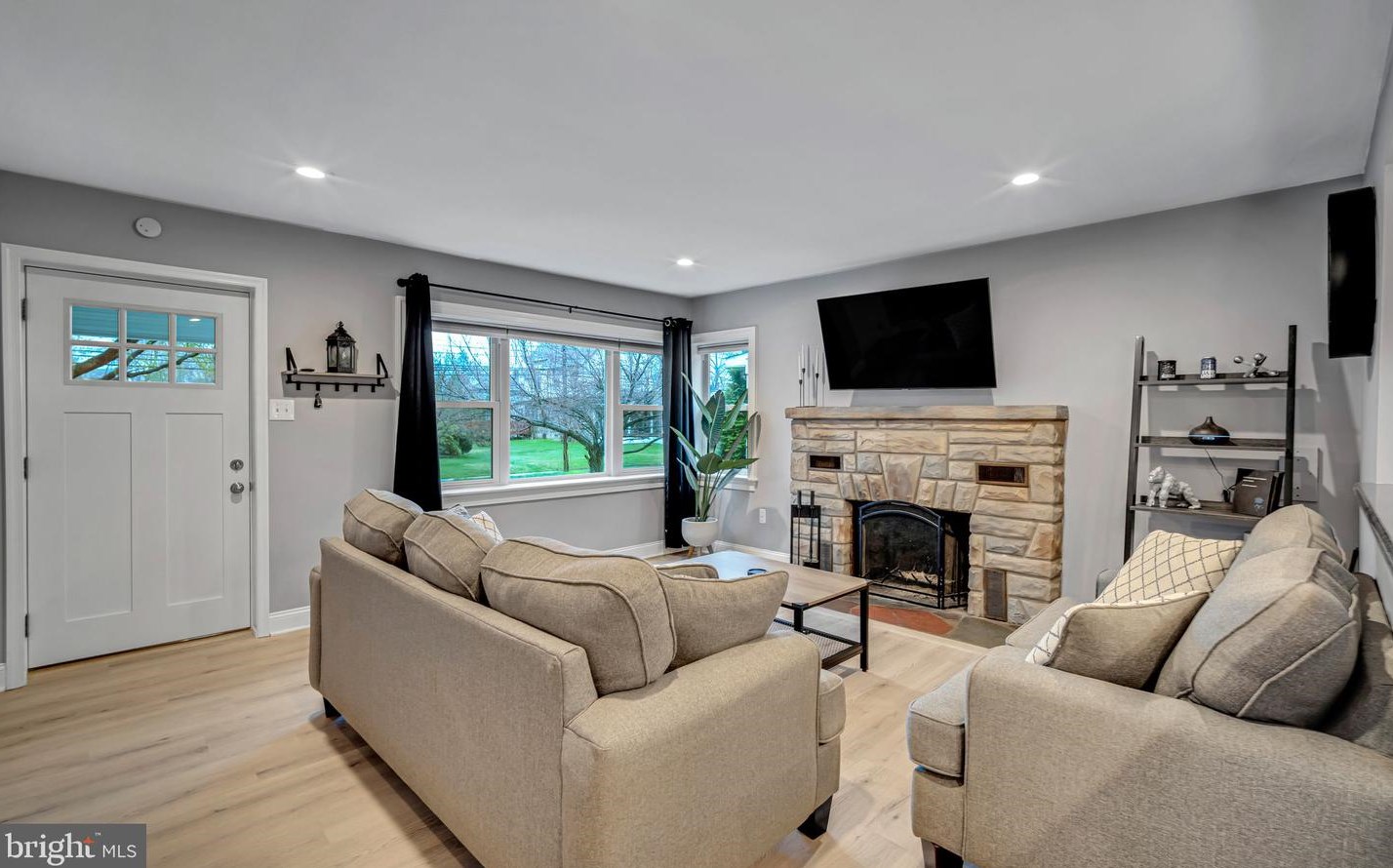 20 Llanwellyn Ave, Manor PA  19036-1324 exterior