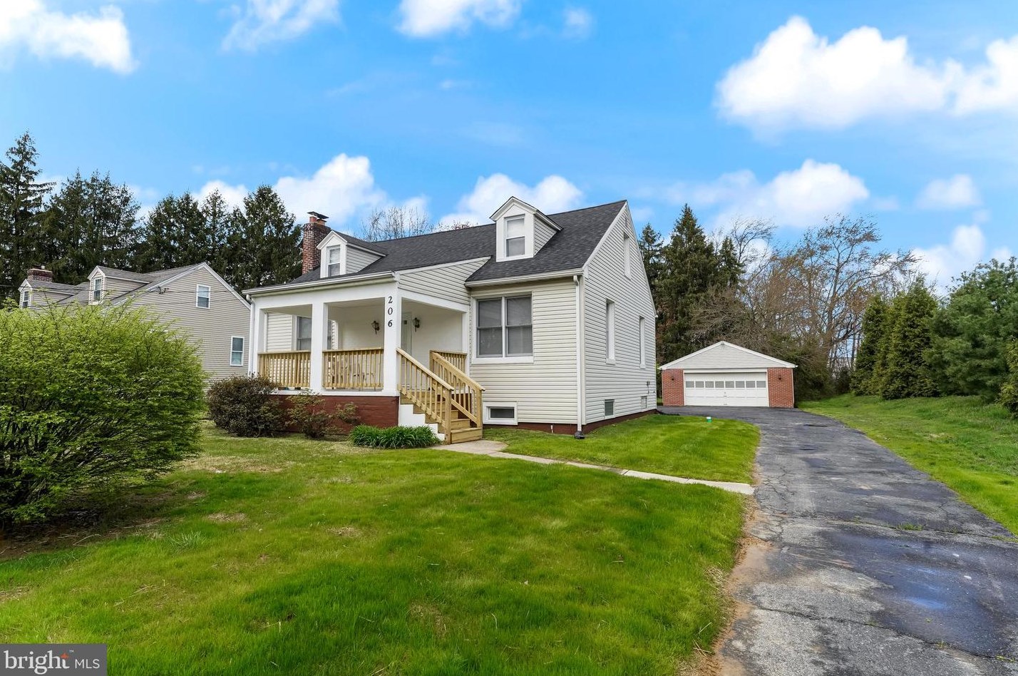 206 Meetinghouse Rd, Chester, PA 19014-3355