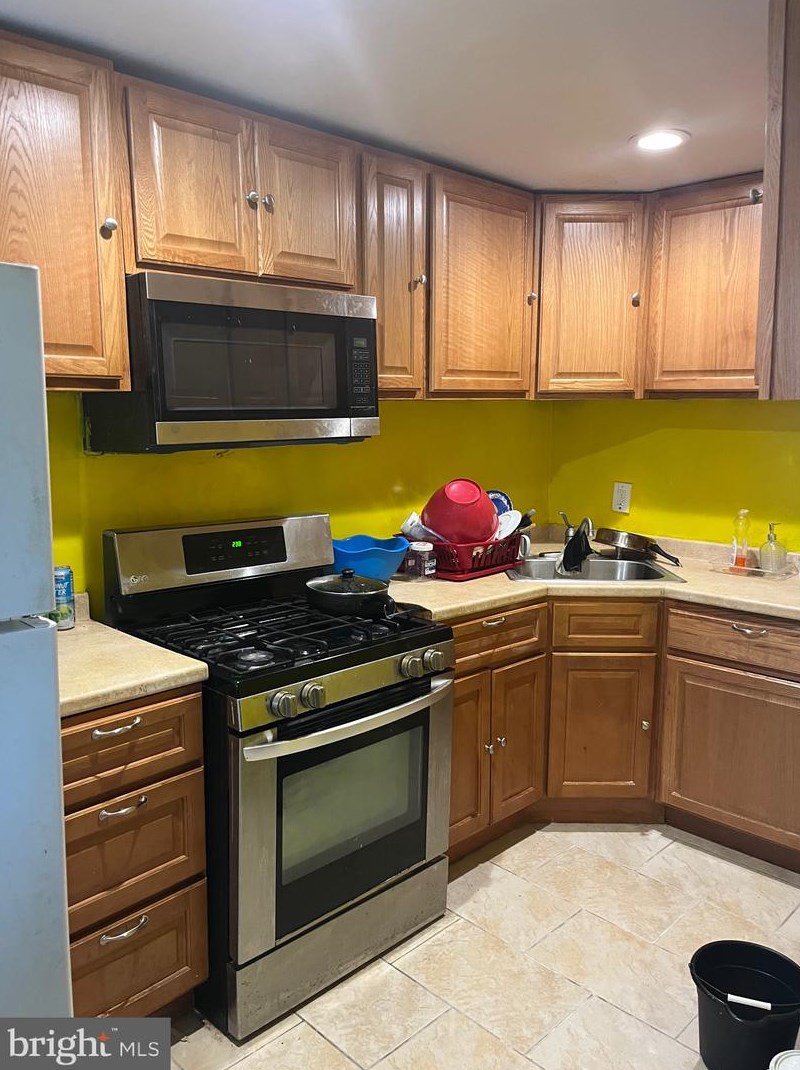 227 Golf Rd, Darby PA 19023-1313 exterior