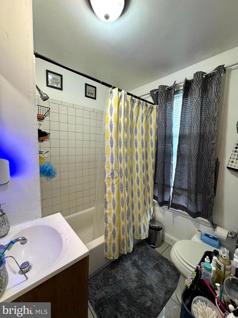 702 Lincoln St, Chester PA 19013-3527 exterior