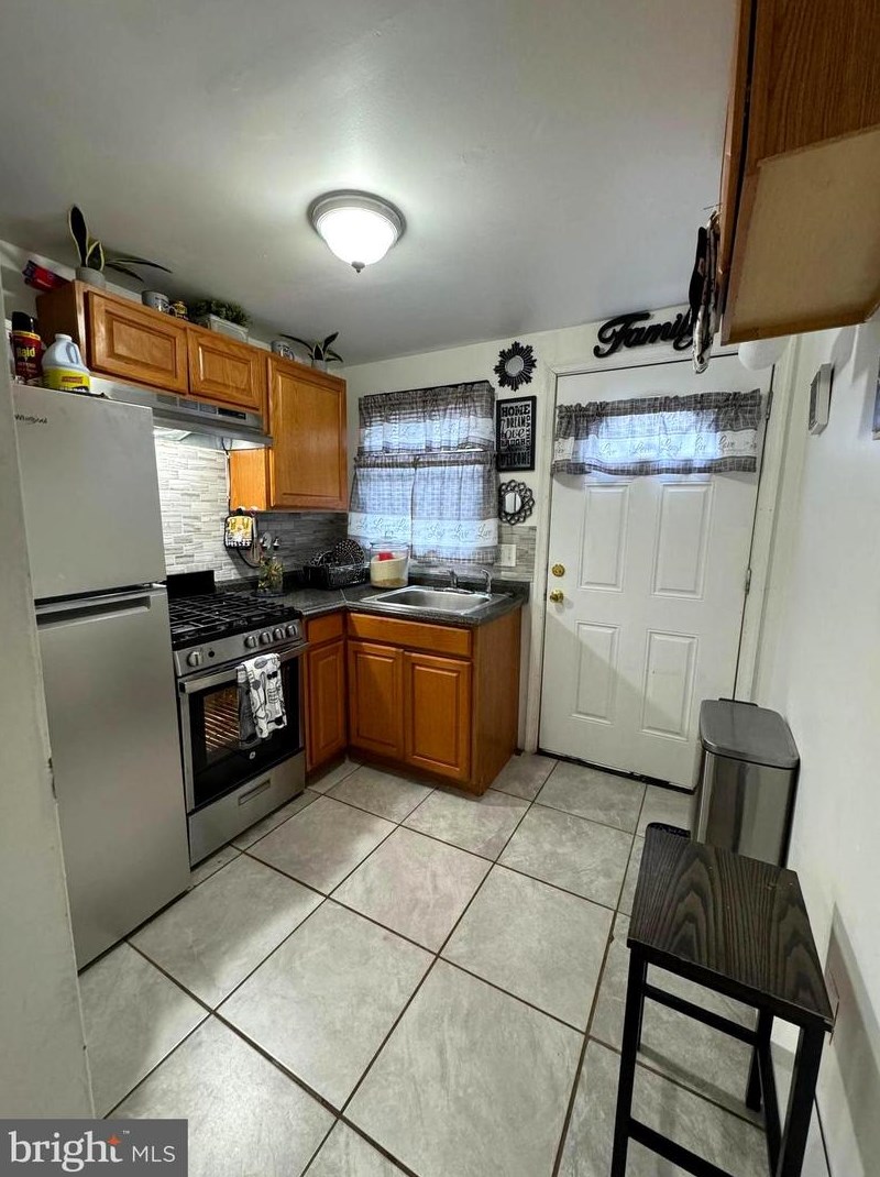 702 Lincoln St, Chester PA 19013-3527 exterior