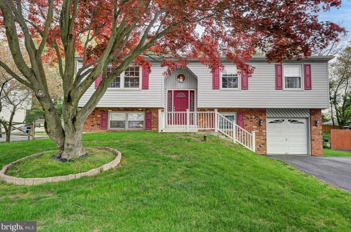 155 Woodstream Rd, Boothwyn, PA 19061-2830