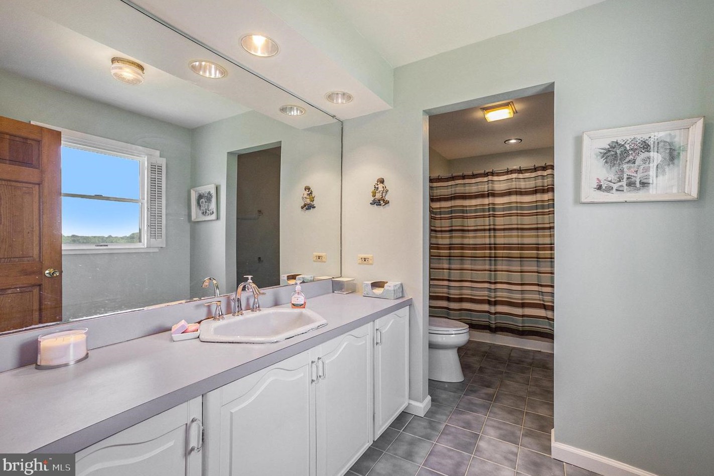 1829 Laurel Ave, Boothwyn PA 19061-2740 exterior