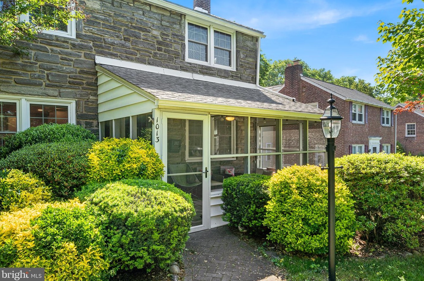 1013 Aikens Ln, Penn Wynne, PA 19096-4025
