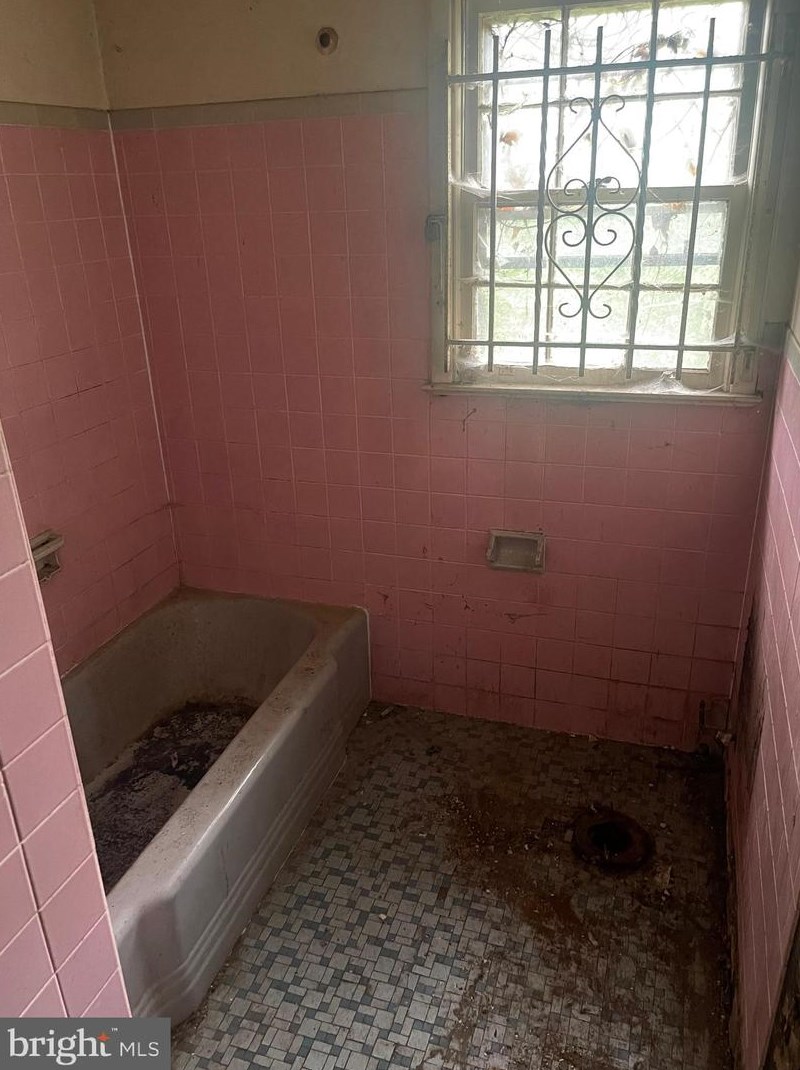 1010 Smt St, Darby PA 19023-1625 exterior