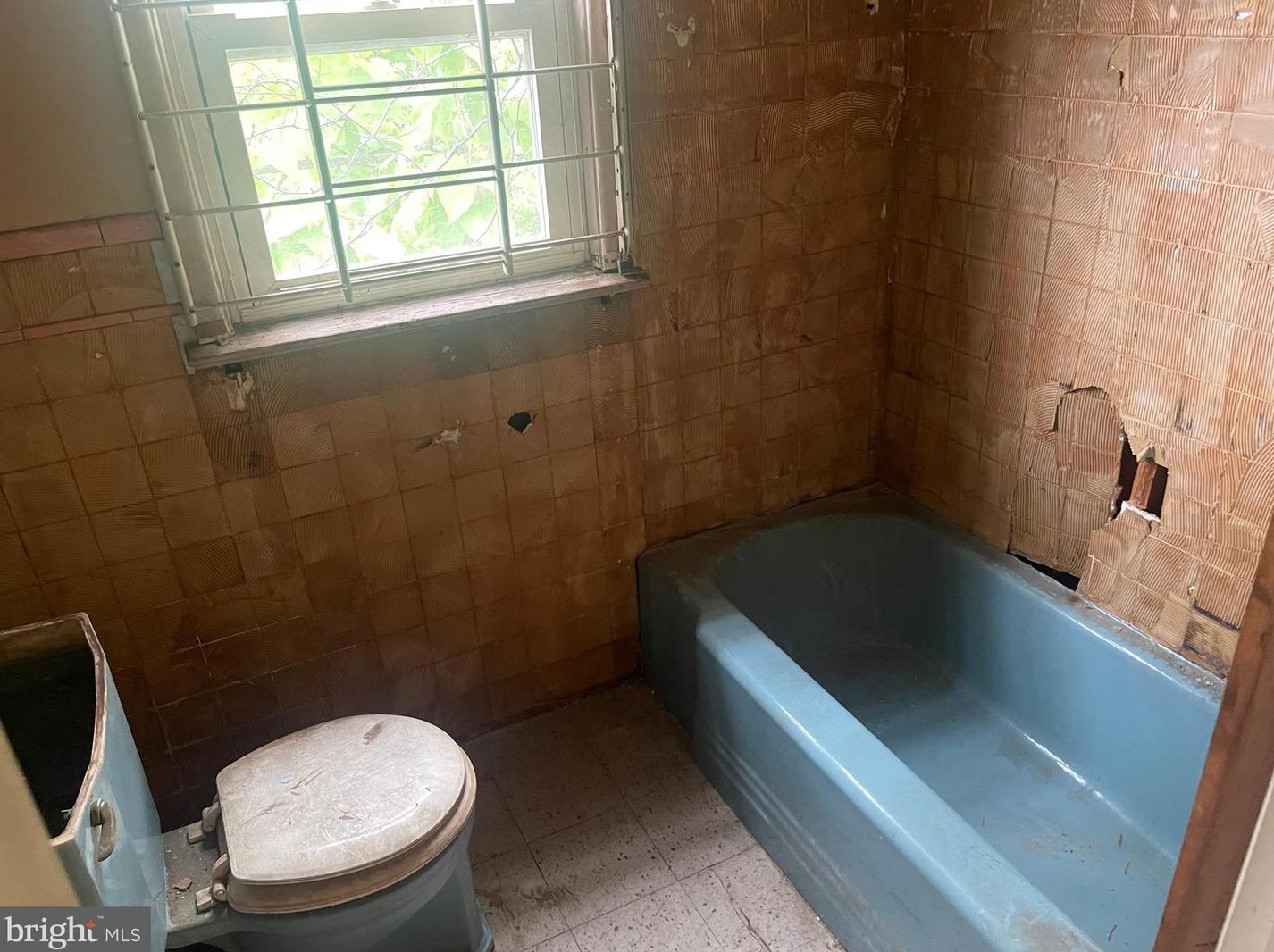 1010 Smt St, Darby PA 19023-1625 exterior