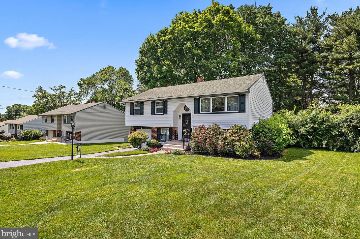 17 Hearthside Rd, Chester, PA 19014