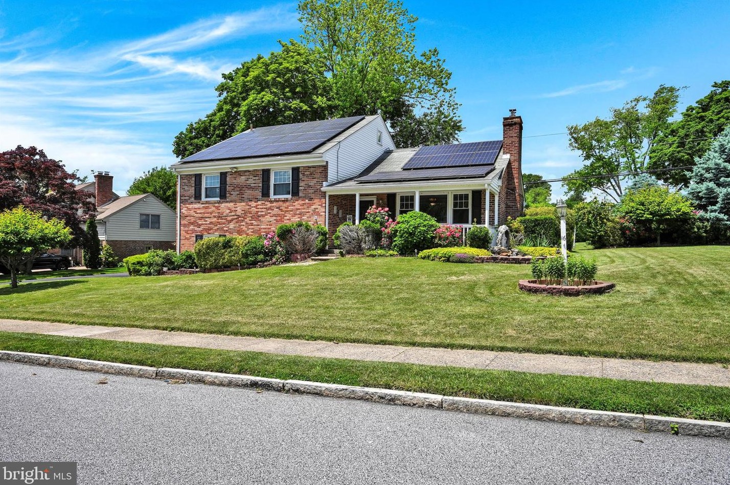 16 Duncan Ln, Coal Township, PA 19064