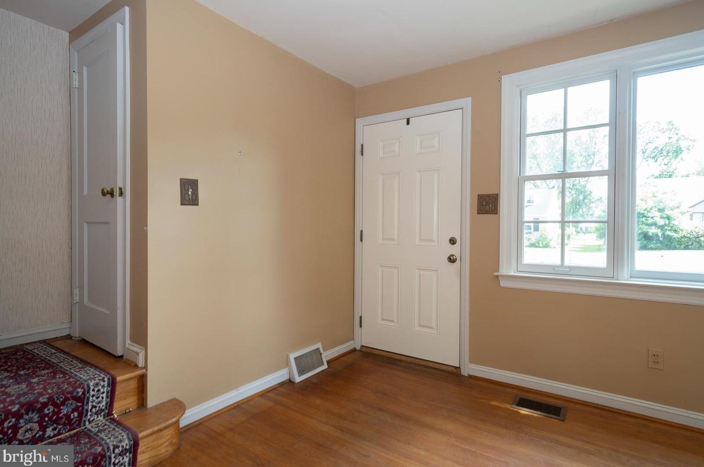 457 Larchwood Rd, Coal Township, PA 19064