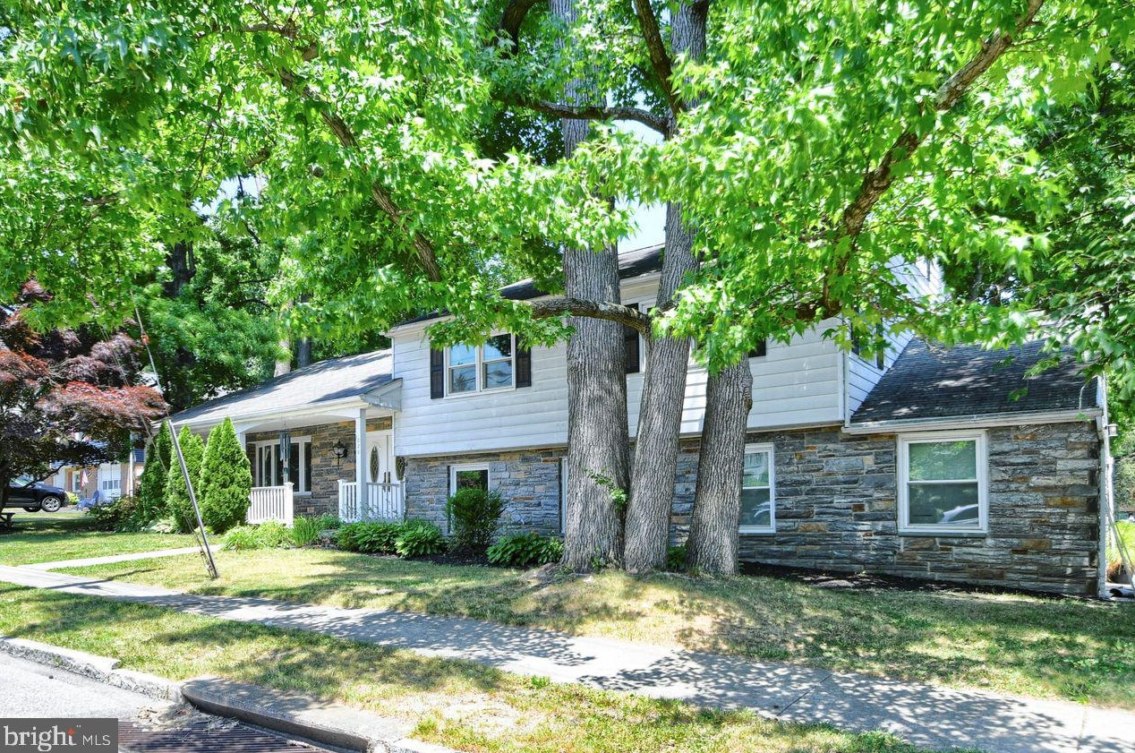 1020 Edwards Dr, Coal Township, PA 19064
