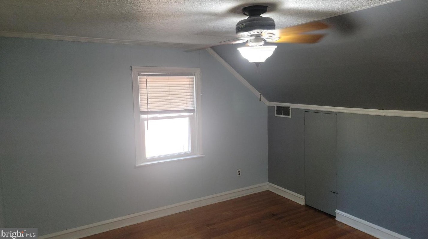 933 Greenbriar Ln, Coal Township, PA 19064