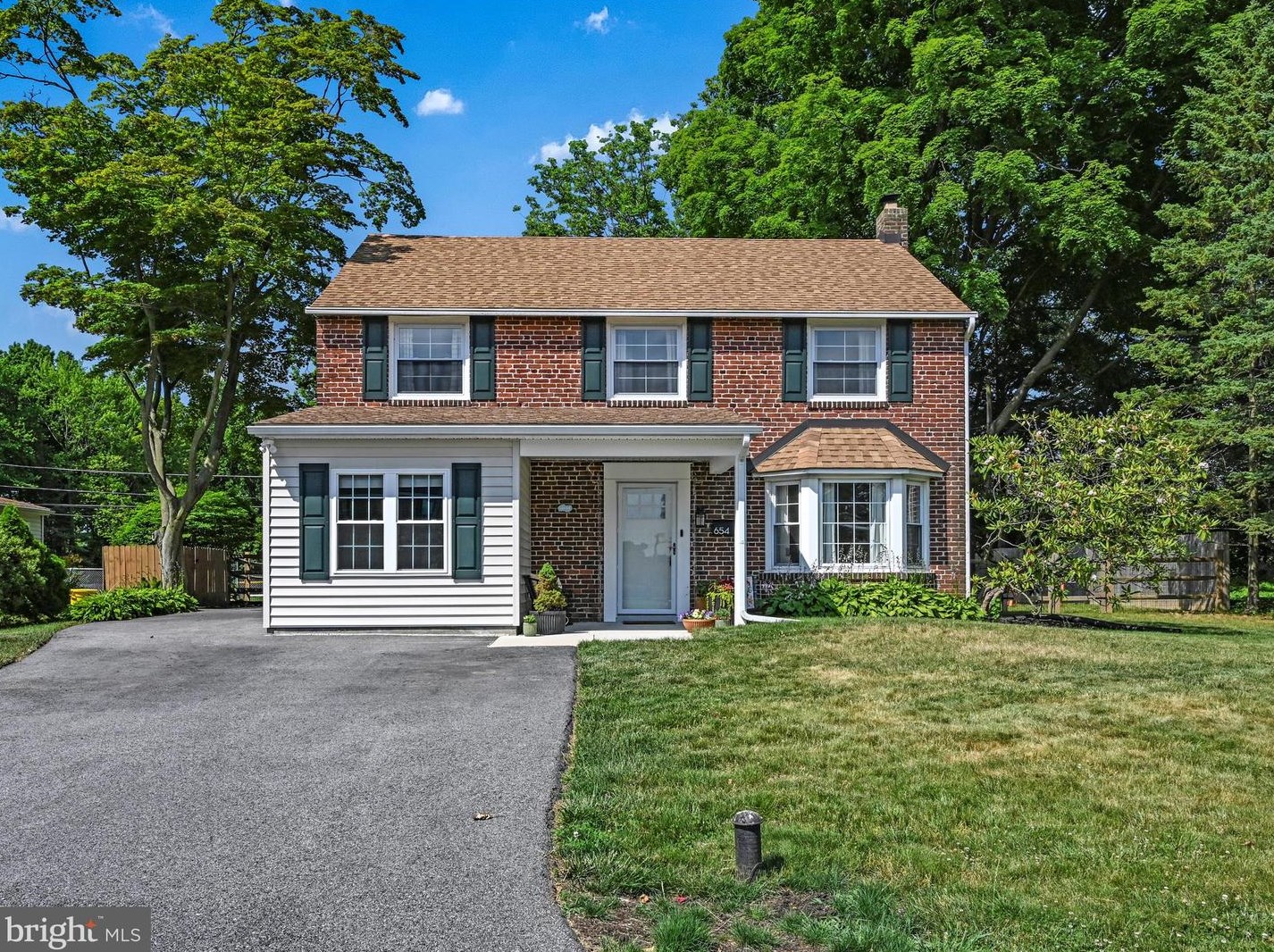 654 Buttonwood Dr, Coal Township, PA 19064