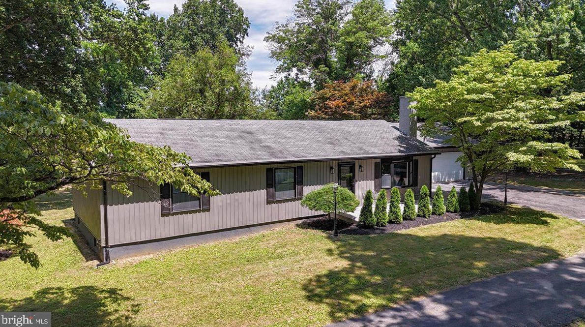 4461 Garnet Mine Rd, Boothwyn, PA 19061