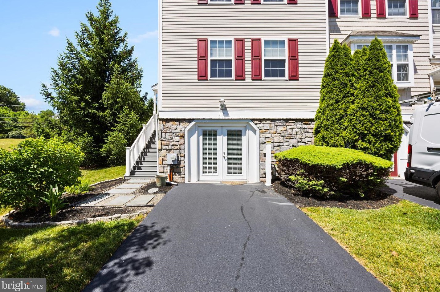 15 Hoag Ln, Chester, PA 19014-3702