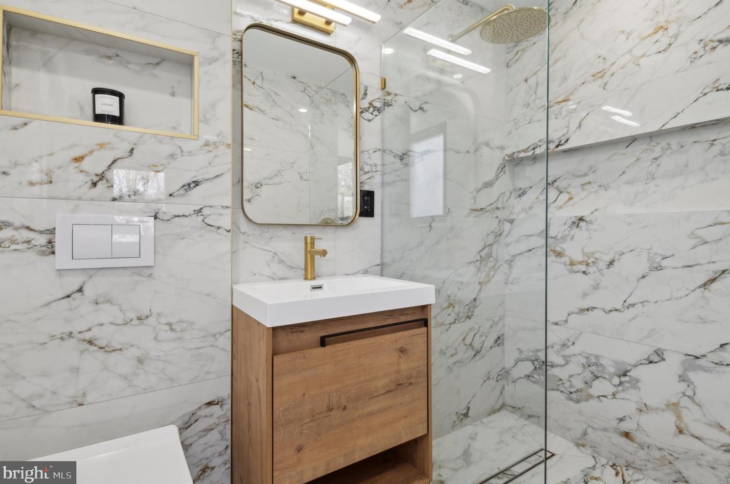 8 Vly Grn Dr, Chester PA 19014-1915 exterior