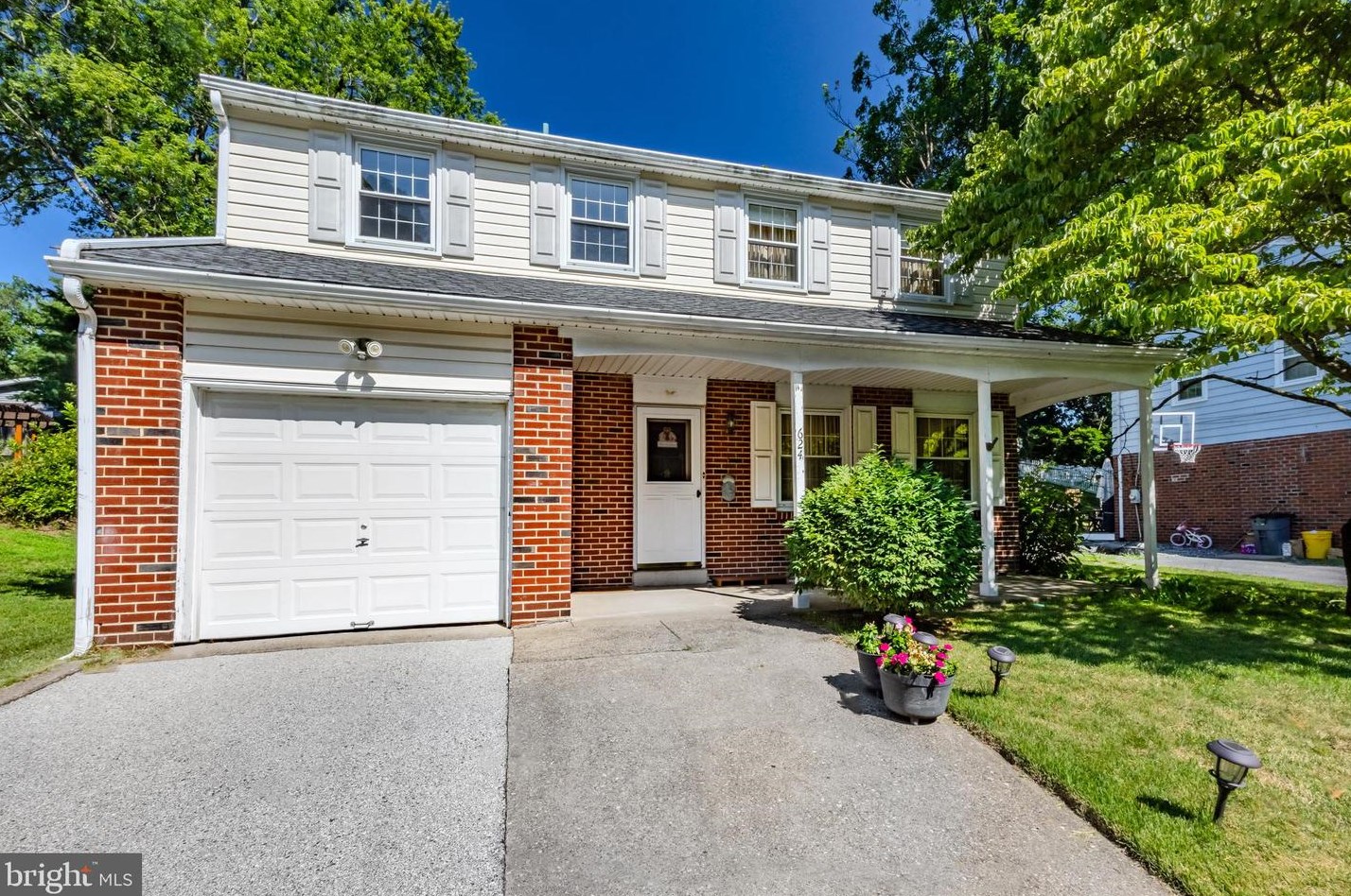 624 Old School House Dr, Coal Township, PA 19064