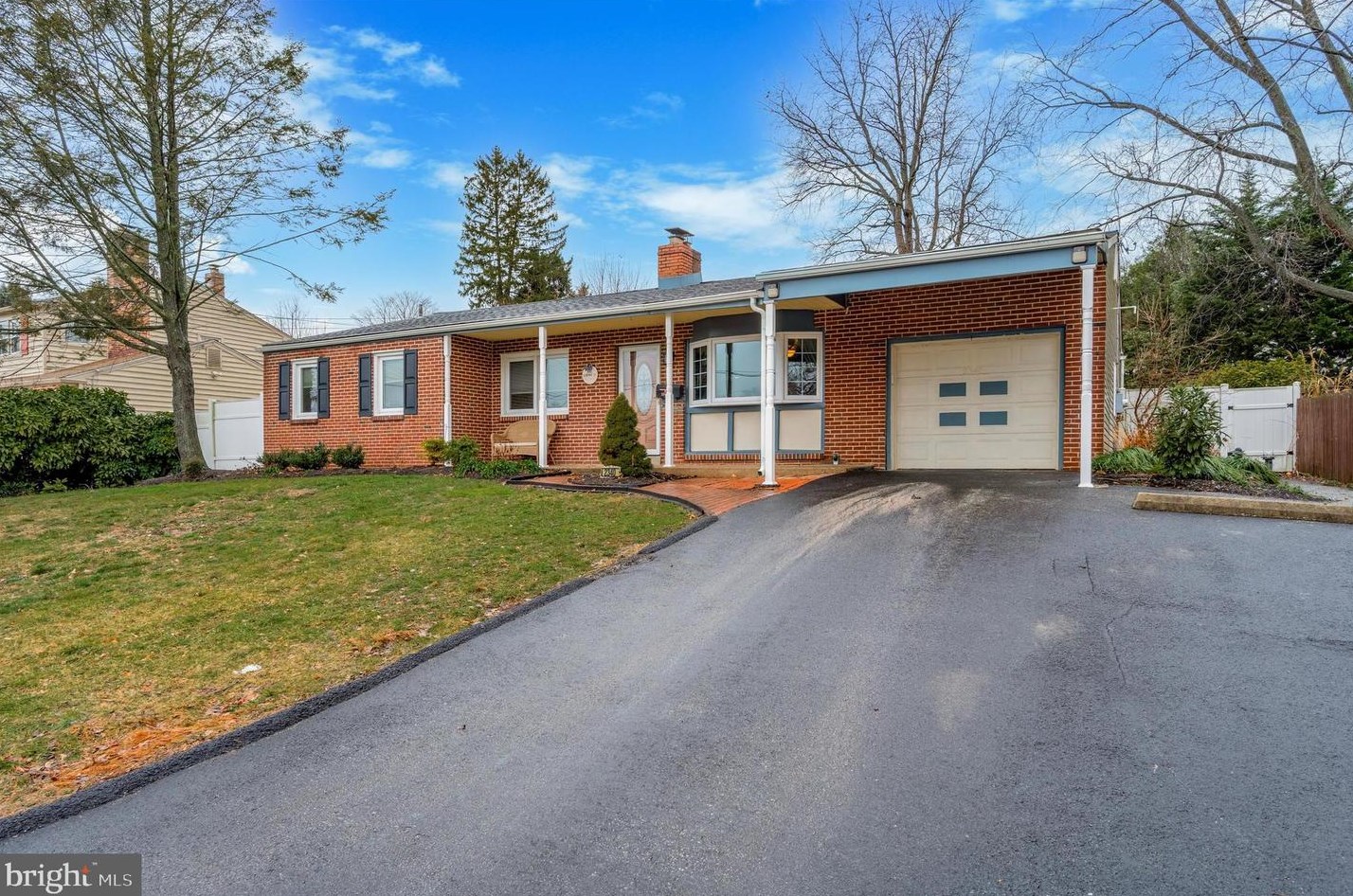 2340 Overlook Dr, Chester, PA 19014