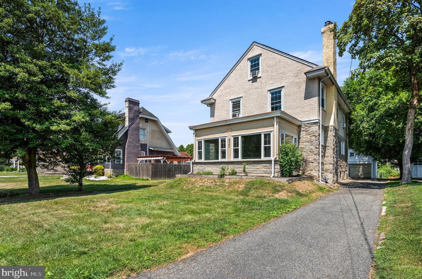 655 Aronimink Pl, Oakview, PA 19026