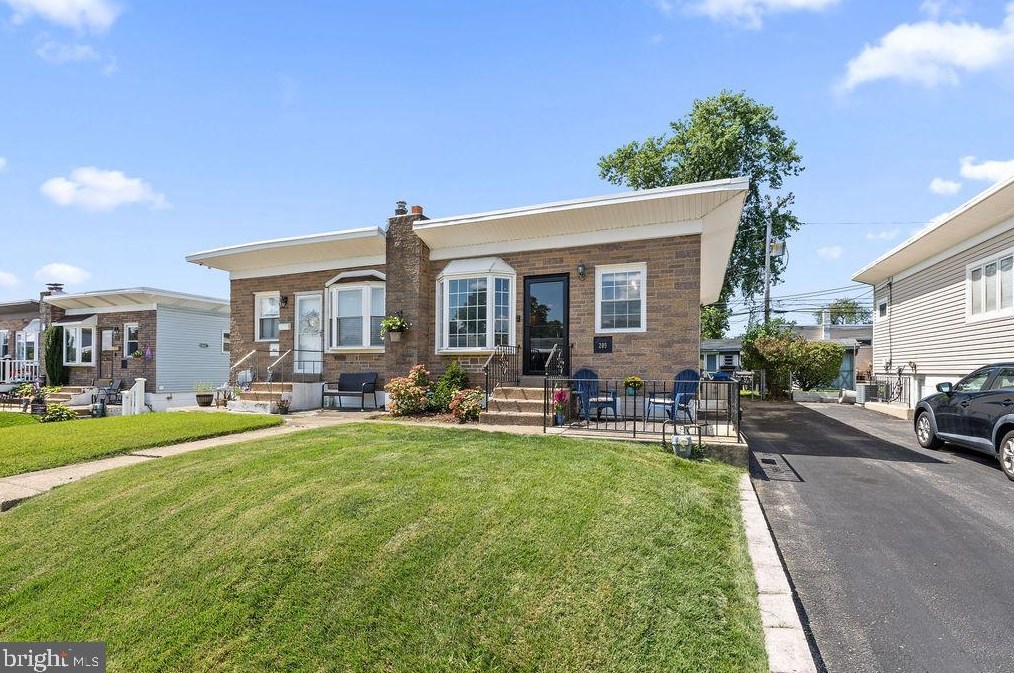 209 Acres Dr, Ridley Park, PA 19078
