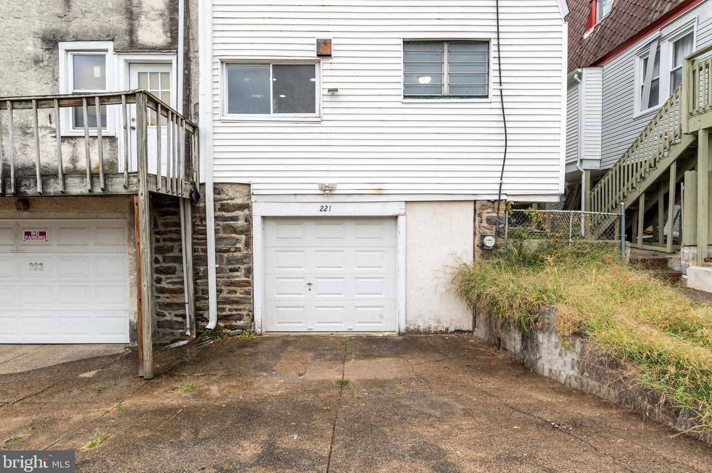 221 Barrington Rd, Upper Darby PA  19082-4217 exterior