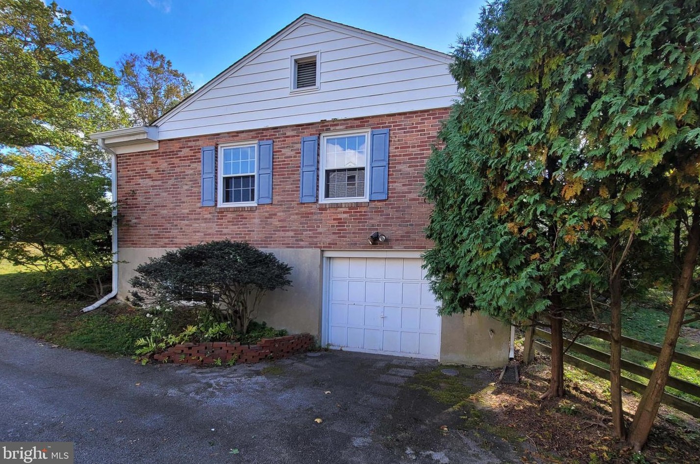 120 Snyder Ln, Coal Township, PA 19064