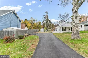 929 Crystle Rd, Aston, PA 19014 - Photo 2