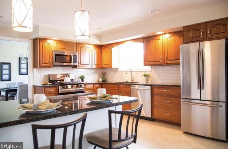 801 Lincoln Dr, Chester PA  19015-1020 exterior