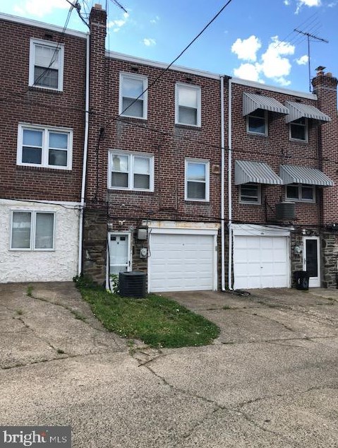 4 Clarendon Dr, Darby PA  19023-1108 exterior