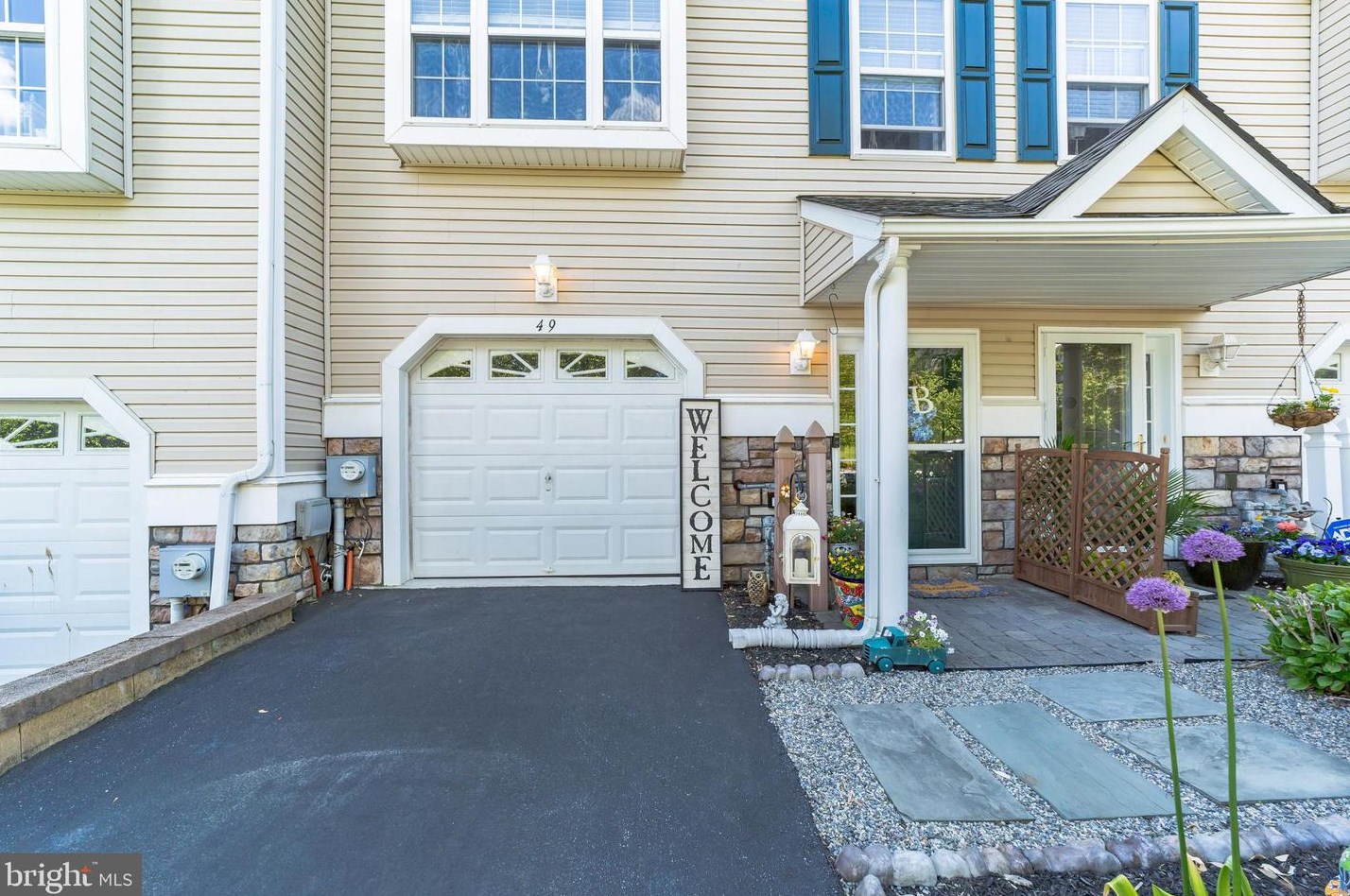 49 Hoag Ln, Chester, PA 19014-3702