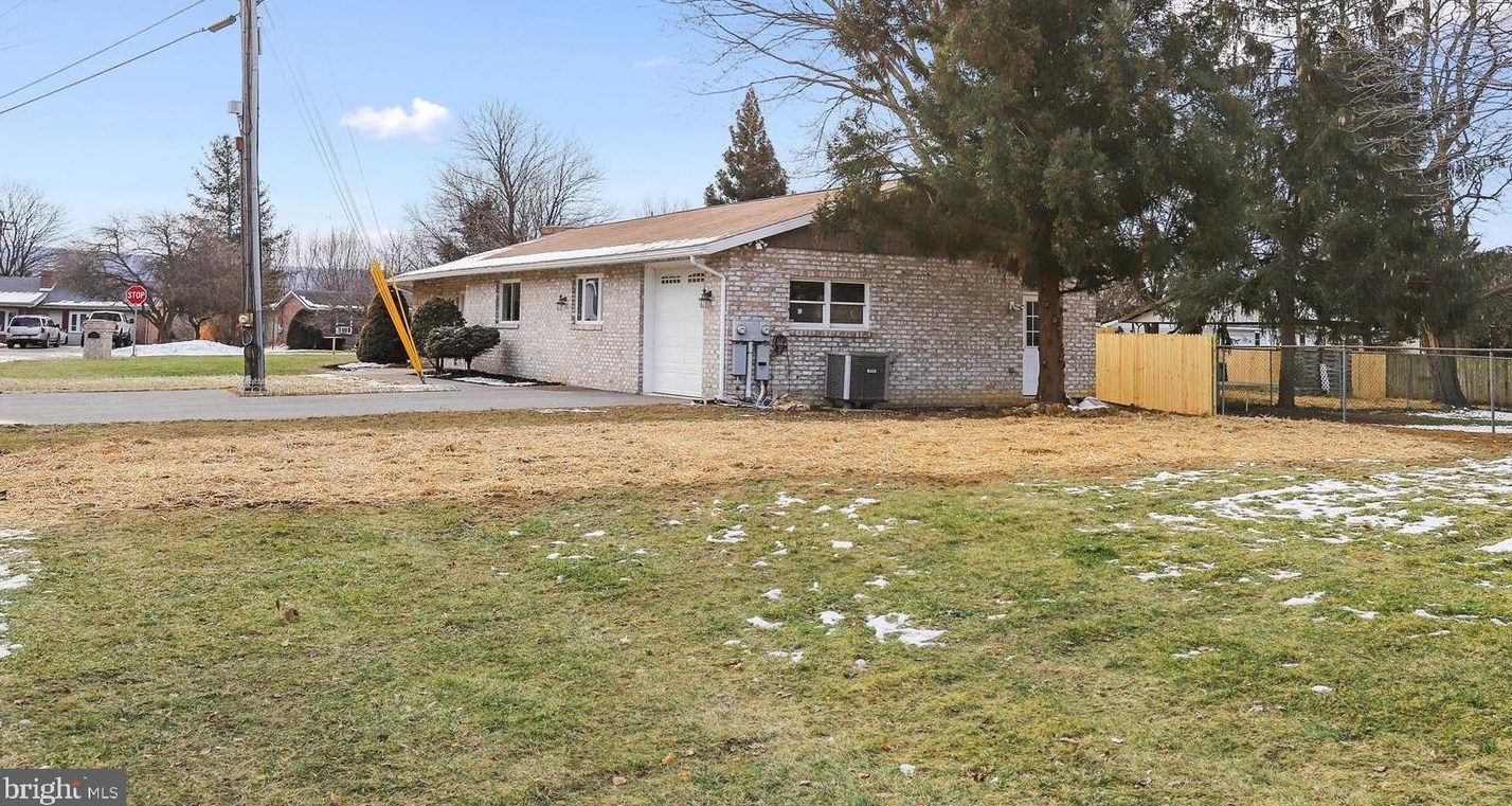 8 Moyle Dr, Fayetteville, PA 17222