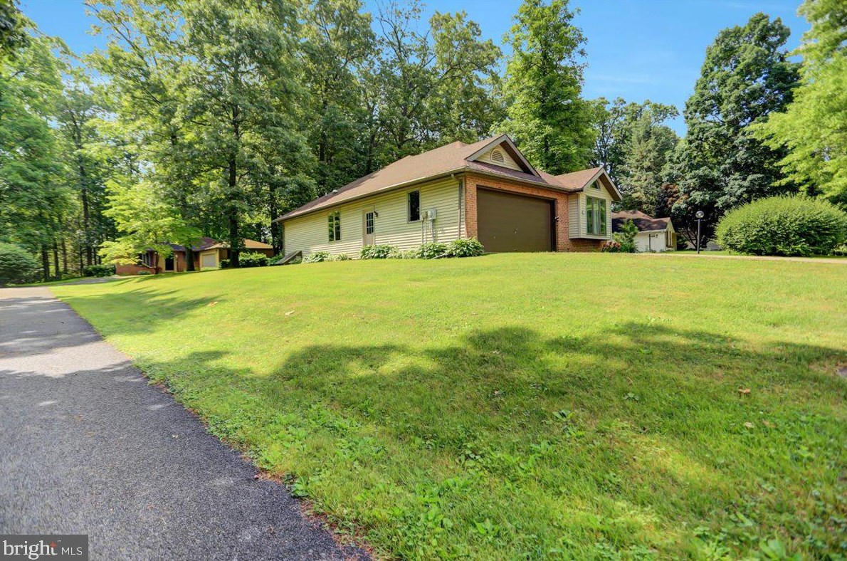 6138 Greenbriar Ln, Fayetteville, PA 17222-9677