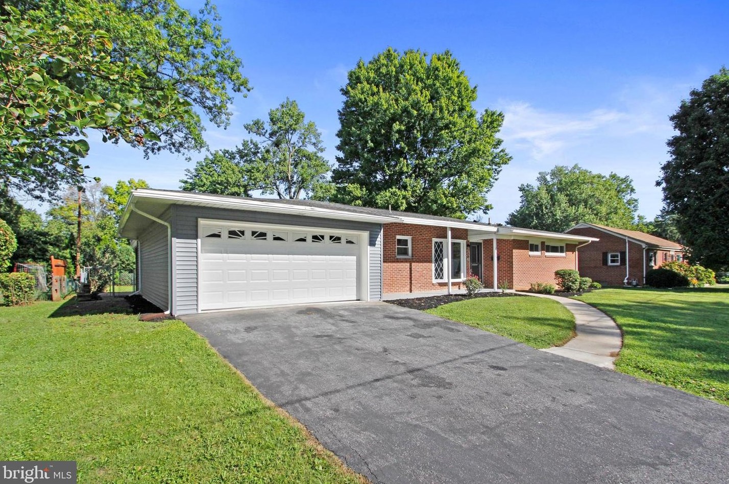 677 Coldbrook Ave, Chambersburg, PA 17201-3634
