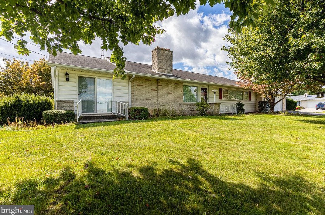 1536 Hillcrest Dr, Chambersburg, PA 17202-8816