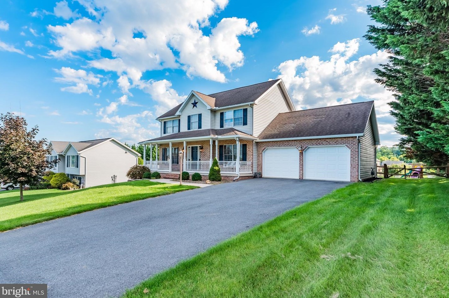 6 Strawberry Hill Dr, Fayetteville, PA 17222-9386
