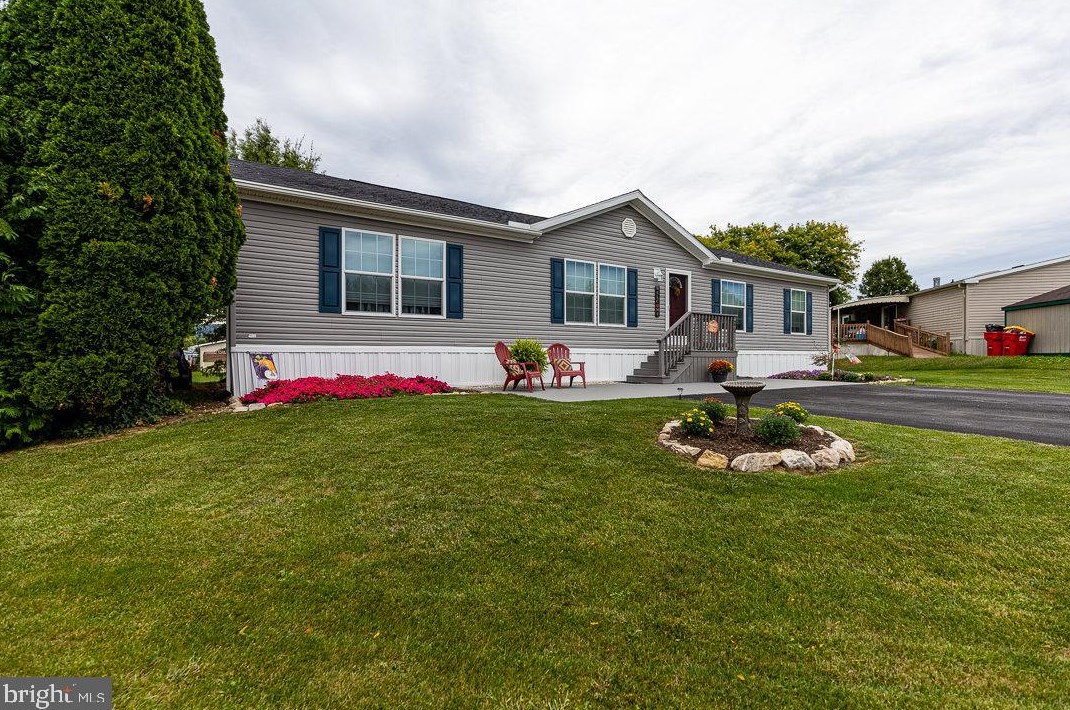 272 Waverly Ct, Fayetteville, PA 17222-1212