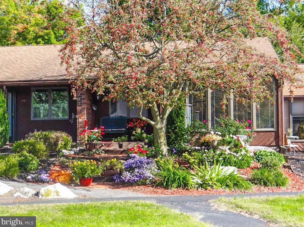 328 Stonegate Cir, Chambersburg, PA 17201-4516
