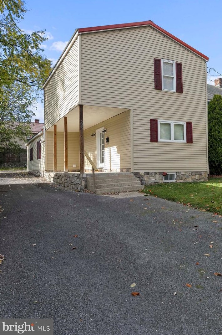 241 Franklin St, Chambersburg, PA 17201-1529