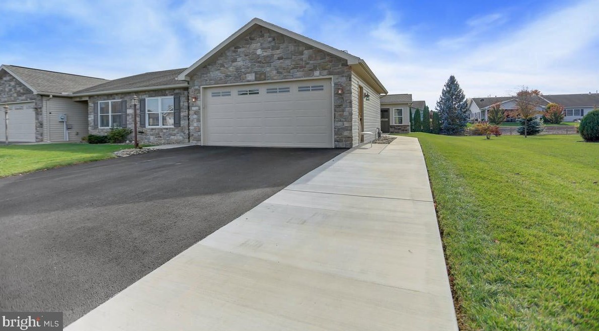 254 Matthew Dr, Chambersburg, PA 17201