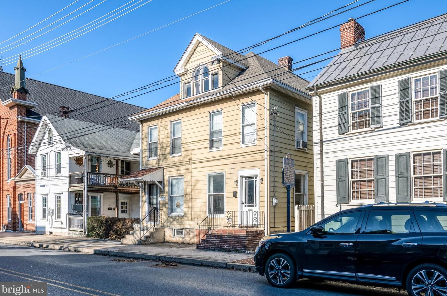223 King St, Chambersburg, PA 17201-1517