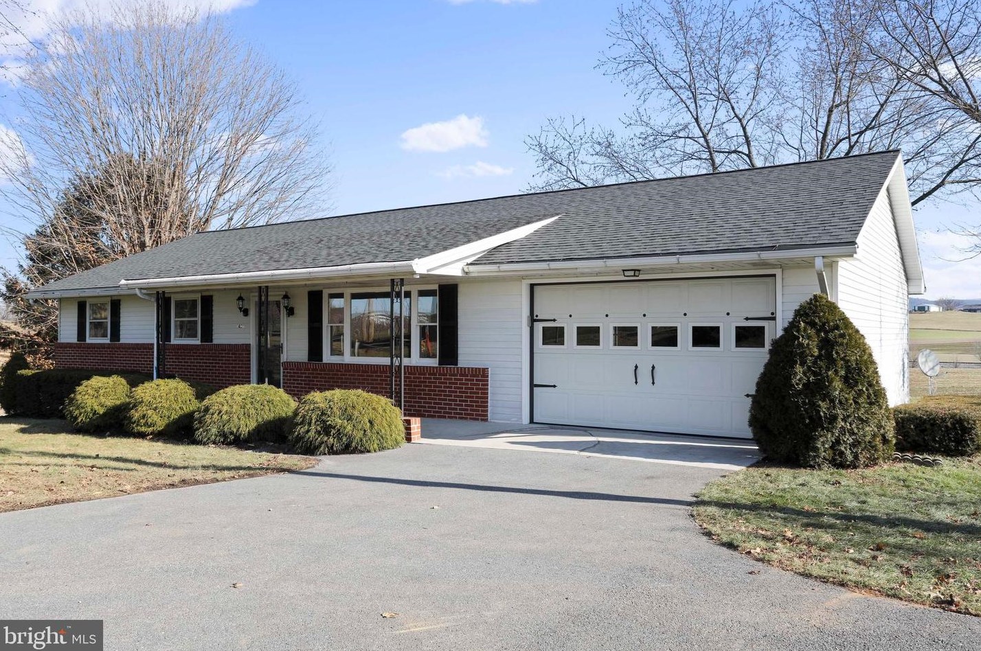 6456 Wayne Hwy, Roadside, PA 17268