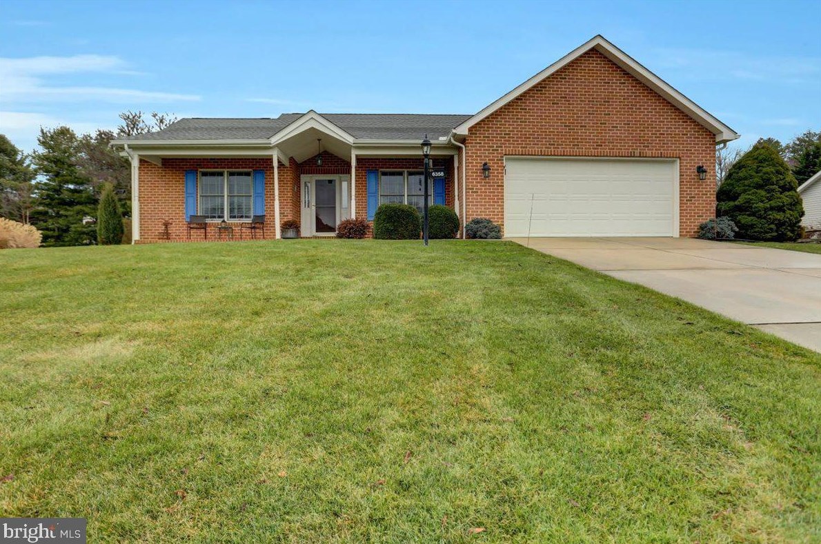 6358 Oak Leaf Ln, Fayetteville, PA 17222-9451