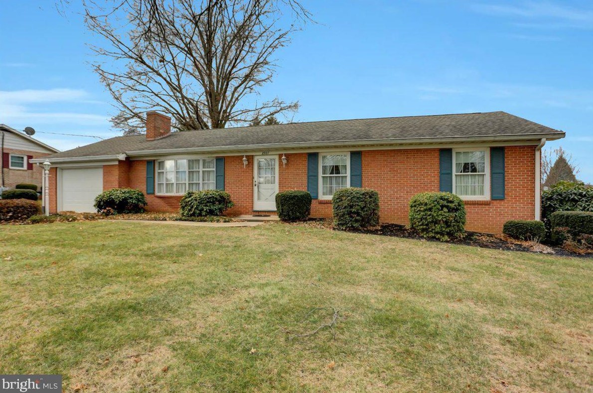 2927 Jefferson Dr, Chambersburg, PA 17201-8970