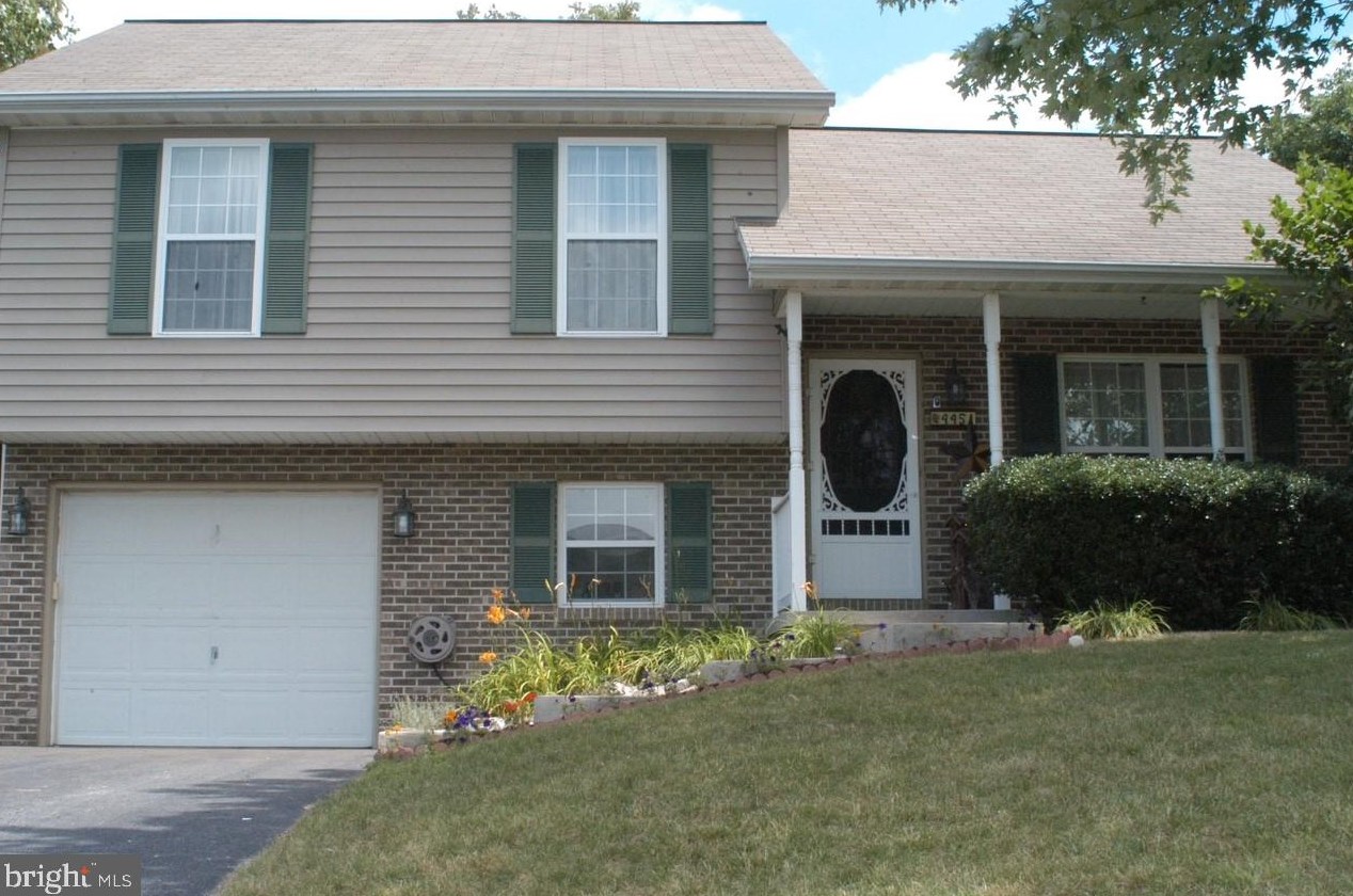 4451 Valley Cir, Fayetteville, PA 17222-9355