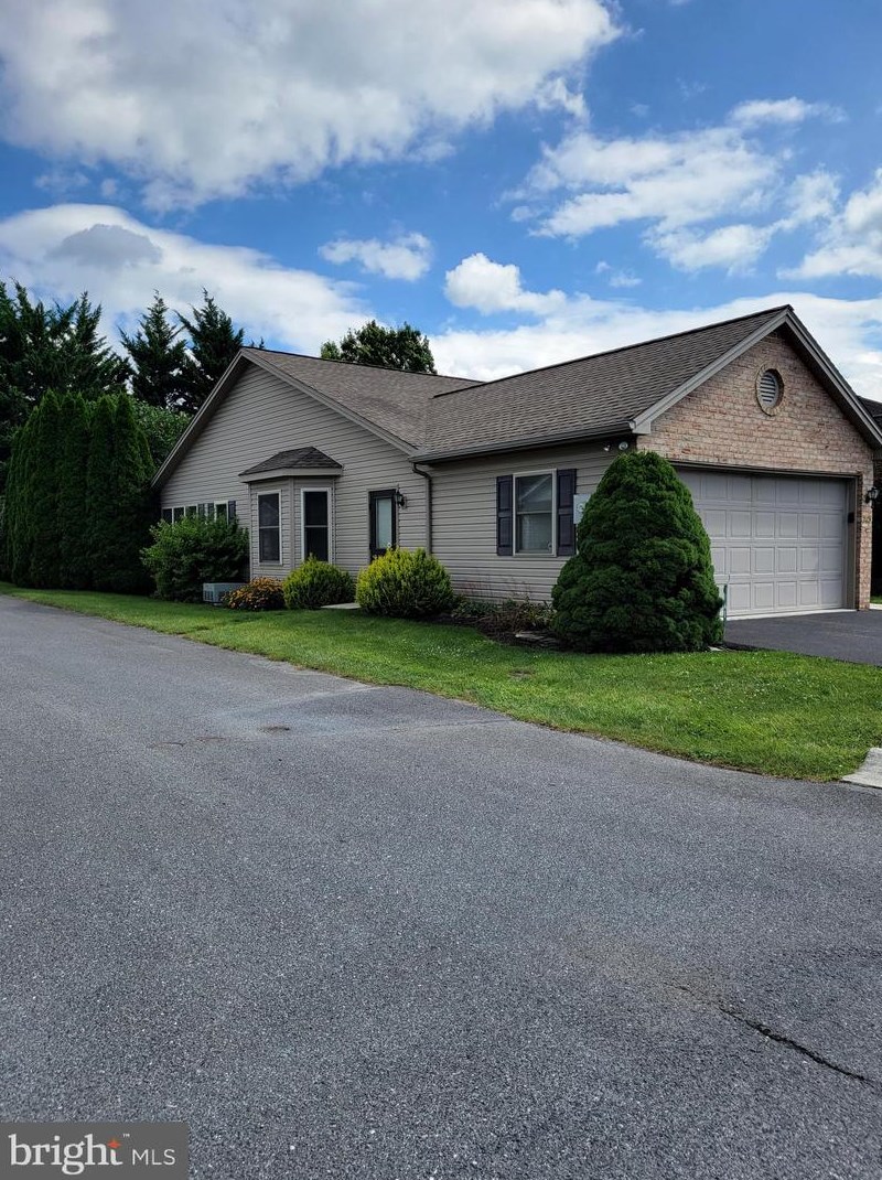 148 Ginkgo Ct, Chambersburg, PA 17201
