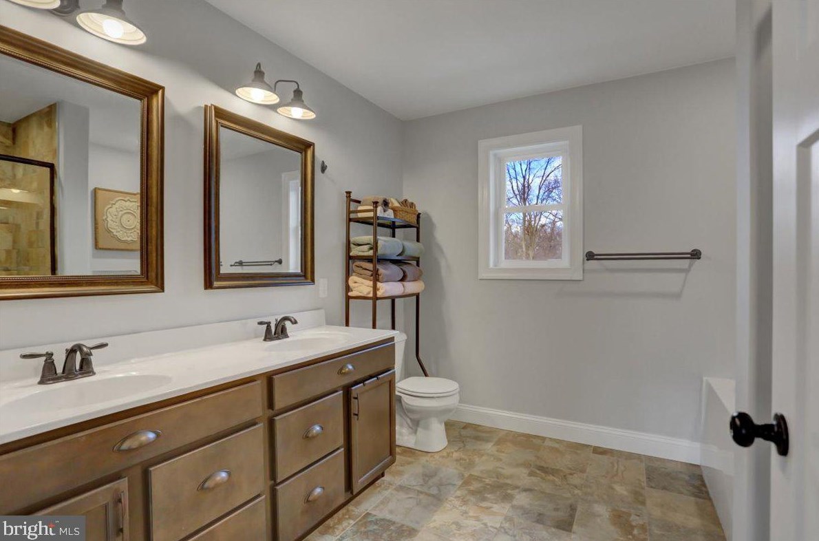 1760 Old Kiln Dr, Chambersburg PA  17202-9219 exterior