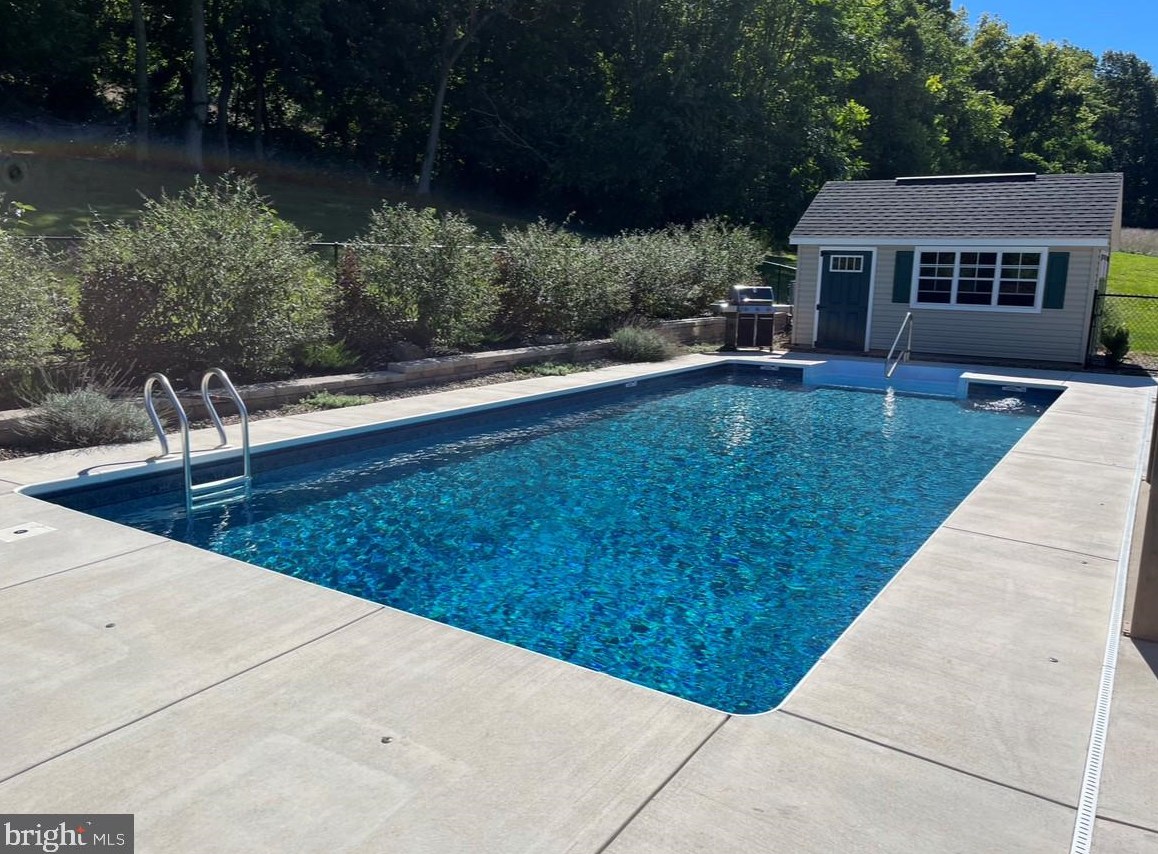 1852 Carrera Dr, Chambersburg, PA 17202