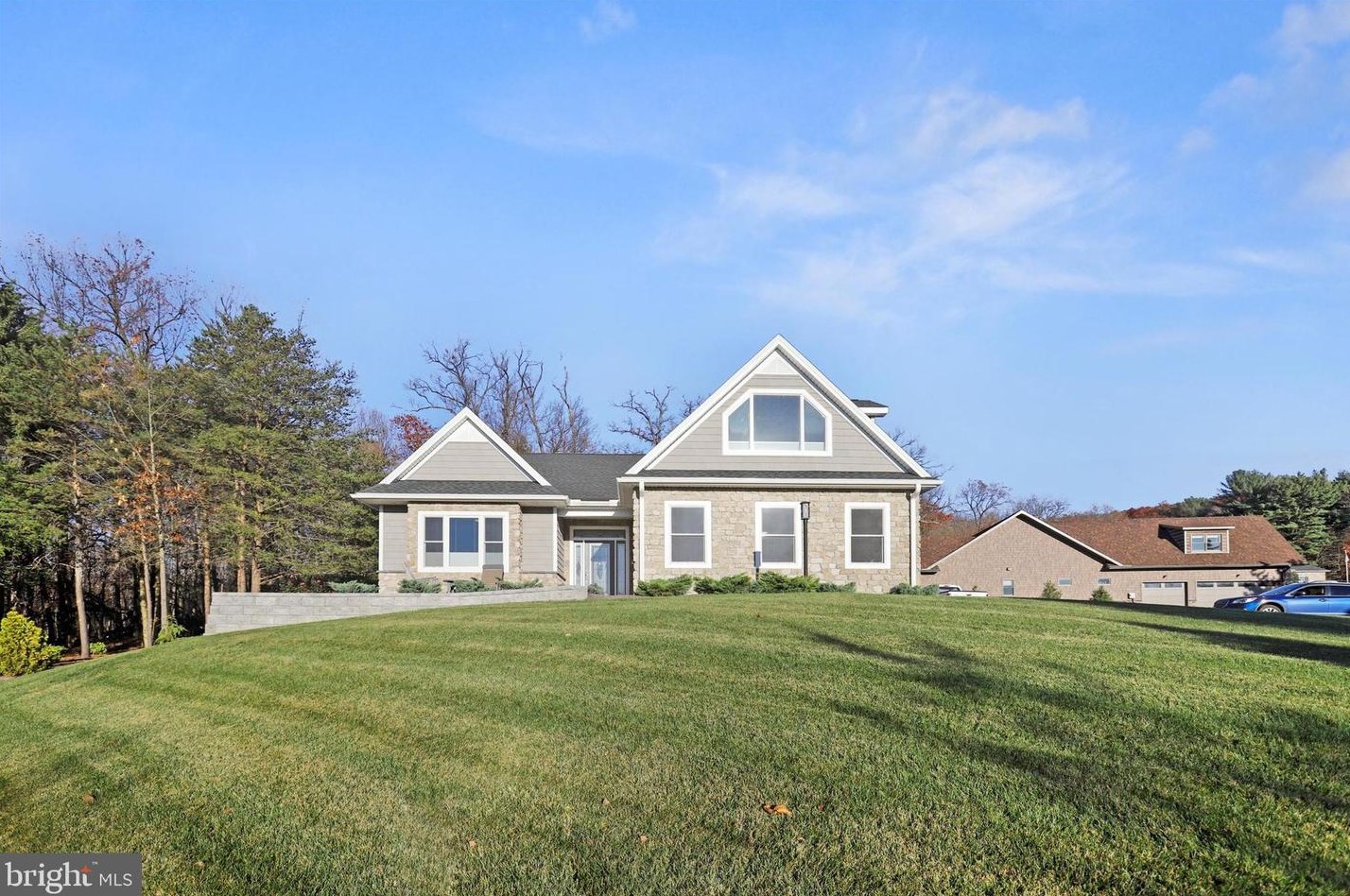 7046 Killarney Dr, Fayetteville, PA 17222-9458