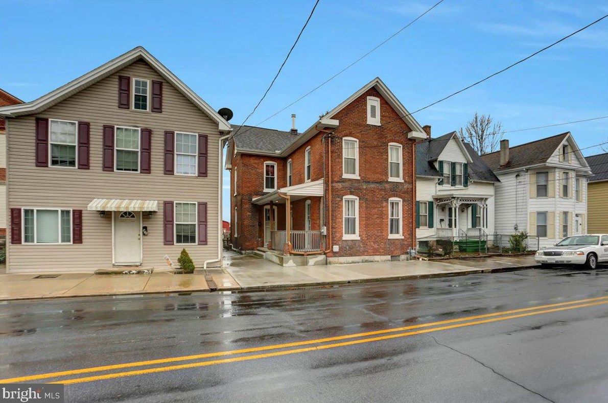 568 Broad St, Chambersburg, PA 17201-1608