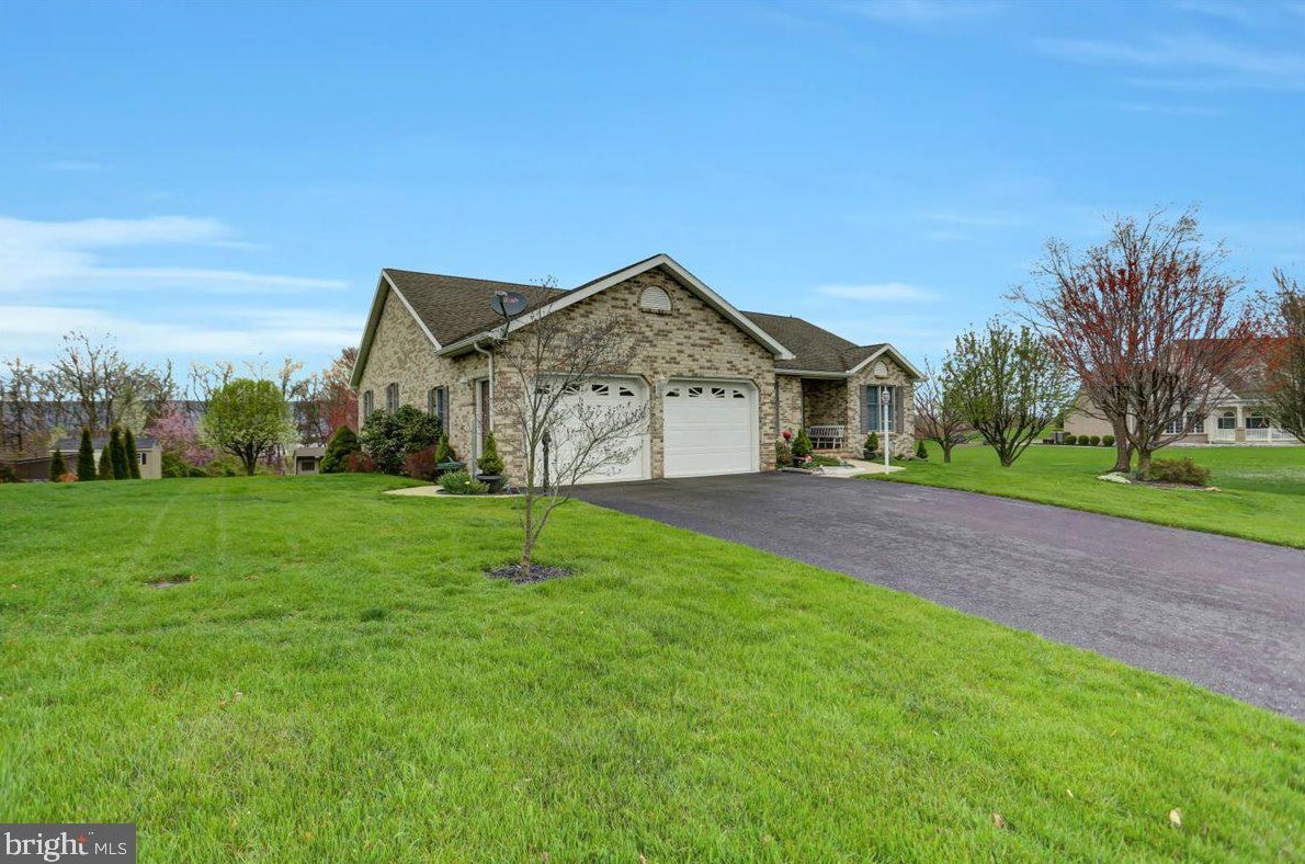 1916 Bell Ave, Chambersburg, PA 17202-7413